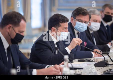 210507 -- KIEV, le 7 mai 2021 -- le président ukrainien Volodymyr Zelensky s'exprime lors de sa rencontre avec le président ukrainien Volodymyr Zelensky à Kiev, capitale de l'Ukraine, le 6 mai 2021. Le président ukrainien Volodymyr Zelensky a discuté jeudi de la situation sécuritaire et des réformes avec le secrétaire d'État américain Antony Blinken en visite à Kiev, a déclaré le service de presse du président. /Document via Xinhua UKRAINE-PRESIDENT-U.S.-SECRETARY OF STATE-MEETING UkrainianxPresidentialxOffice PUBLICATIONxNOTxINxCHN Banque D'Images