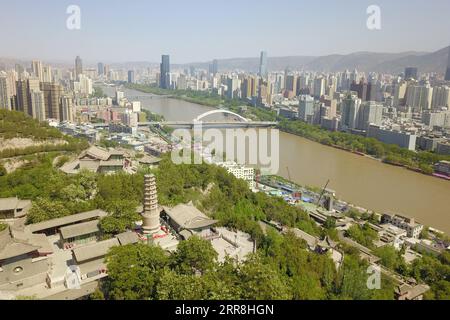 210509 -- LANZHOU, le 9 mai 2021 -- une photo aérienne prise le 8 mai 2021 montre une section du fleuve jaune à Lanzhou, capitale de la province du Gansu du nord-ouest de la Chine. Le fleuve jaune, la deuxième voie navigable la plus longue de Chine, est surnommée une rivière mère dans le pays. La rivière traverse neuf régions provinciales, alimentant en eau 12 % de la population chinoise. Avec le courant principal de la rivière qui traverse, Lanzhou a un lien profond avec la rivière. Il y a environ 35 ans, un sculpteur nommé He E a conçu une statue pour exprimer son amour profond pour la rivière mère. La statue, nommée Rivière jaune -- t Banque D'Images