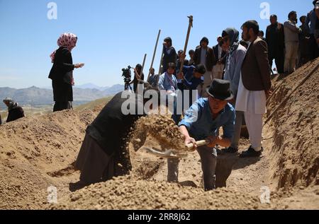 210510 -- KABOUL, le 10 mai 2021 -- des gens creusent des tombes pour les victimes d'une voiture piégée à Kaboul, capitale de l'Afghanistan, le 9 mai 2021. Le nombre de morts est passé à 50, tandis que plus de 100 autres ont été blessées dans trois explosions successives devant un lycée de filles à Kaboul, a confirmé dimanche la police. Photo de /Xinhua AFGHANISTAN-KABOUL-ÉCOLE DE BOMBES À VOITURE SayedxMominzadah PUBLICATIONxNOTxINxCHN Banque D'Images