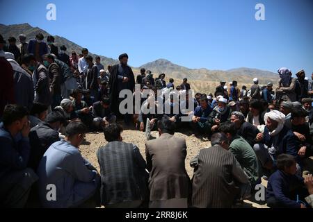 210510 -- KABOUL, le 10 mai 2021 -- des personnes assistent à la cérémonie funéraire des victimes d'une voiture piégée à Kaboul, capitale de l'Afghanistan, le 9 mai 2021. Le nombre de morts est passé à 50, tandis que plus de 100 autres ont été blessées dans trois explosions successives devant un lycée de filles à Kaboul, a confirmé dimanche la police. Photo de /Xinhua AFGHANISTAN-KABOUL-ÉCOLE DE BOMBES À VOITURE SayedxMominzadah PUBLICATIONxNOTxINxCHN Banque D'Images