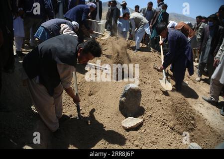 Actualités Bilder des Tages 210510 -- KABOUL, le 10 mai 2021 -- des gens pelletent la terre sur la tombe d'une victime d'une voiture piégée à Kaboul, capitale de l'Afghanistan, le 9 mai 2021. Le nombre de morts est passé à 50, tandis que plus de 100 autres ont été blessées dans trois explosions successives devant un lycée de filles à Kaboul, a confirmé dimanche la police. Photo de /Xinhua AFGHANISTAN-KABOUL-ÉCOLE DE BOMBES À VOITURE SayedxMominzadah PUBLICATIONxNOTxINxCHN Banque D'Images