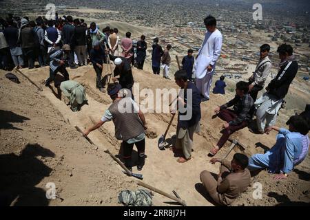 210510 -- KABOUL, le 10 mai 2021 -- des gens creusent des tombes pour les victimes d'une voiture piégée à Kaboul, capitale de l'Afghanistan, le 9 mai 2021. Le nombre de morts est passé à 50, tandis que plus de 100 autres ont été blessées dans trois explosions successives devant un lycée de filles à Kaboul, a confirmé dimanche la police. Photo de /Xinhua AFGHANISTAN-KABOUL-ÉCOLE DE BOMBES À VOITURE SayedxMominzadah PUBLICATIONxNOTxINxCHN Banque D'Images