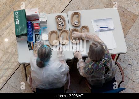 210510 -- BUCAREST, le 10 mai 2021 -- le personnel médical se prépare à vacciner les habitants contre le COVID-19 pendant le marathon de vaccination de la Roumanie à la Bibliothèque nationale pendant la pandémie de COVID-19 à Bucarest, Roumanie, le 9 mai 2021. Le plus grand marathon de vaccination de Roumanie, visant à stimuler davantage le déploiement du Jab COVID-19 dans le pays, a débuté ici le 7 mai. Photo de /Xinhua ROMANIA-BUCAREST-COVID-19-VACCINATION CristianxCristel PUBLICATIONxNOTxINxCHN Banque D'Images