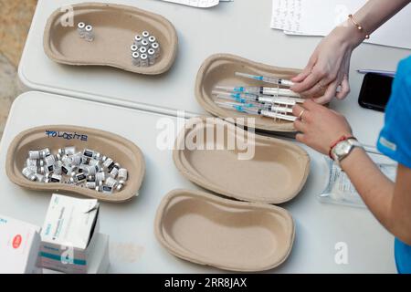 210510 -- BUCAREST, le 10 mai 2021 -- le personnel médical se prépare à vacciner les habitants contre le COVID-19 pendant le marathon de vaccination de la Roumanie à la Bibliothèque nationale pendant la pandémie de COVID-19 à Bucarest, Roumanie, le 9 mai 2021. Le plus grand marathon de vaccination de Roumanie, visant à stimuler davantage le déploiement du Jab COVID-19 dans le pays, a débuté ici le 7 mai. Photo de /Xinhua ROMANIA-BUCAREST-COVID-19-VACCINATION CristianxCristel PUBLICATIONxNOTxINxCHN Banque D'Images
