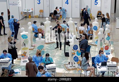 210510 -- BUCAREST, le 10 mai 2021 -- le violoniste roumain Alexandru Tomescu C se produit pendant le marathon de vaccination de Roumanie à la Bibliothèque nationale pendant la pandémie de COVID-19 à Bucarest, Roumanie, le 9 mai 2021. Le plus grand marathon de vaccination de Roumanie, visant à stimuler davantage le déploiement du Jab COVID-19 dans le pays, a débuté ici le 7 mai. Photo de /Xinhua ROMANIA-BUCAREST-COVID-19-VACCINATION CristianxCristel PUBLICATIONxNOTxINxCHN Banque D'Images