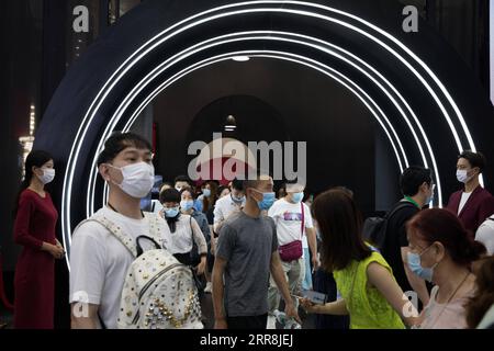 210510 -- HAIKOU, le 10 mai 2021 -- les gens visitent la première exposition internationale des produits de consommation en Chine à Haikou, capitale de la province de Hainan du sud de la Chine, le 10 mai 2021. L'expo a accueilli sa journée publique lundi. CHINA-HAINAN-HAIKOU-INT L PRODUITS DE CONSOMMATION EXPO-PUBLIC DAY CN JINXLIWANG PUBLICATIONXNOTXINXCHN Banque D'Images