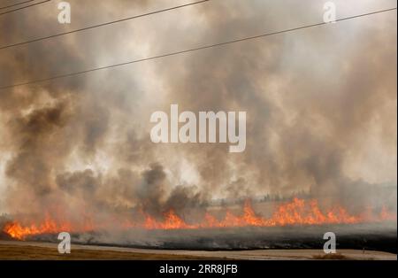 210510 -- SDEROT, 10 mai 2021 -- une photo prise le 9 mai 2021 montre un incendie provoqué par des ballons incendiaires lancés depuis Gaza près de la ville de Sderot, dans le sud d'Israël. Israël a déclaré dimanche soir qu il avait complètement fermé la zone de pêche au large de Gaza à la suite de l envoi de ballons incendiaires depuis l enclave palestinienne dans un contexte de tensions vives entre Israël et les Palestiniens. Photo de /Xinhua ISRAEL-SDEROT-BALLOON-FIRE GilxCohenxMagen PUBLICATIONxNOTxINxCHN Banque D'Images