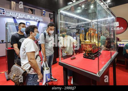 210510 -- HAIKOU, le 10 mai 2021 -- les visiteurs voient des objets artisanaux cloisonnés exposés lors de la première exposition internationale des produits de consommation en Chine à Haikou, capitale de la province de Hainan du sud de la Chine, le 10 mai 2021. Les expositions nationales avec des caractéristiques chinoises sont tout à fait un spectacle à l'Expo, non seulement répondant aux besoins des consommateurs, mais reflétant également le charme unique de la culture chinoise. CHINA-HAINAN-HAIKOU-INT L PRODUITS DE CONSOMMATION EXPO-CHINESE STYLE CN ZHANGXLIYUN PUBLICATIONXNOTXINXCHN Banque D'Images