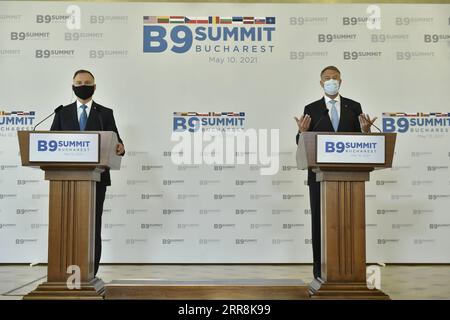 210511 -- BUCAREST, le 11 mai 2021 -- le président roumain Klaus Iohannis R et le président polonais Andrzej Duda tiennent une conférence de presse après le Sommet virtuel du format neuf B9 de Bucarest à Bucarest, Roumanie, le 10 mai 2021. Le Sommet virtuel du format neuf B9 de Bucarest s est achevé lundi dernier par une déclaration conjointe, exprimant l attente et le soutien des pays participants pour que le prochain Sommet de l OTAN prenne des décisions substantielles et prospectives pour renforcer l architecture de dissuasion et de défense de l Alliance. Présidence roumaine/document via ROMANIA-BUCAREST-B9 Xinhua P Banque D'Images