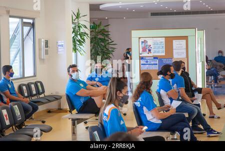 210511 -- NICOSIE, le 11 mai 2021 -- les athlètes des Jeux Olympiques et Paralympiques de Tokyo attendent de recevoir des vaccins contre le COVID-19 au Centre de santé de Latsie, Chypre, le 11 mai 2021. Photo de /Xinhua CHYPRE-NICOSIE-COVID-19-VACCINATION GeorgexChristophorou PUBLICATIONxNOTxINxCHN Banque D'Images