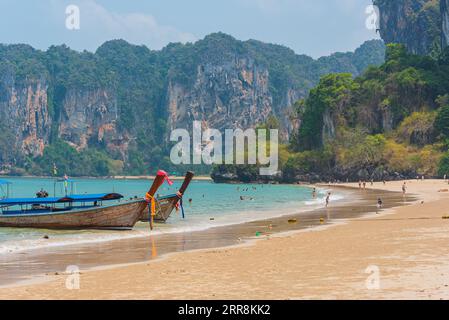Railay, Thaïlande - 14 avril 2023 : bateaux à longue queue à Railay West Beach. Banque D'Images