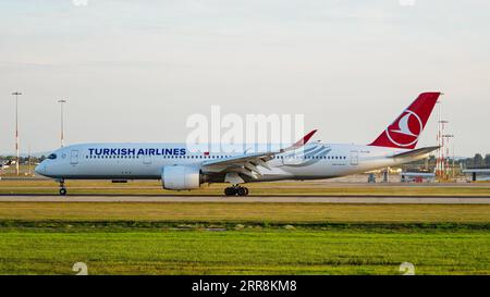 Richmond, Colombie-Britannique, Canada. 5 septembre 2023. Un Airbus A350-900 de Turkish Airlines (TC-LGD) atterrit à l'aéroport international de Vancouver. (Image de crédit : © Bayne Stanley/ZUMA Press Wire) USAGE ÉDITORIAL SEULEMENT! Non destiné à UN USAGE commercial ! Banque D'Images