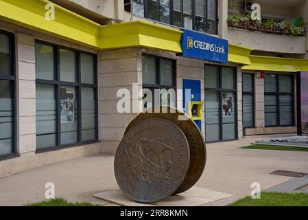 Sculptures géantes de pièces de monnaie albanaises Lek devant la banque Credines à Tirana, Albanie Banque D'Images