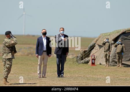 210511 -- CHAMP DE TIR SMARDAN ROUMANIE, 11 mai 2021 -- le président roumain Klaus Iohannis 3rd L et le président polonais Andrzej Duda 2nd L arrivent le 11 mai 2021 pour inspecter un exercice militaire conjoint au champ de tir de Smardan, dans le sud-est de la Roumanie. Les présidents de Roumanie et de Pologne ont assisté mardi à l'exercice militaire conjoint dans le cadre des exercices Justice Sword 21 dans le champ de tir de Smardan, selon un communiqué de presse de l'administration présidentielle roumaine. Photo de /Xinhua ROMANIA-SMARDAN CHAMP DE TIR-POLOGNE-EXERCICE MILITAIRE CONJOINT CristianxCristel PUBLICATIONxNOTxINxCHN Banque D'Images
