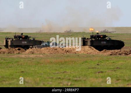 210511 -- CHAMP DE TIR SMARDAN ROUMANIE, le 11 mai 2021 -- Un exercice militaire conjoint a lieu au champ de tir de Smardan, dans le sud-est de la Roumanie, le 11 mai 2021. Les présidents de Roumanie et de Pologne ont assisté mardi à l'exercice militaire conjoint dans le cadre des exercices Justice Sword 21 dans le champ de tir de Smardan, selon un communiqué de presse de l'administration présidentielle roumaine. Photo de /Xinhua ROMANIA-SMARDAN CHAMP DE TIR-POLOGNE-EXERCICE MILITAIRE CONJOINT CristianxCristel PUBLICATIONxNOTxINxCHN Banque D'Images