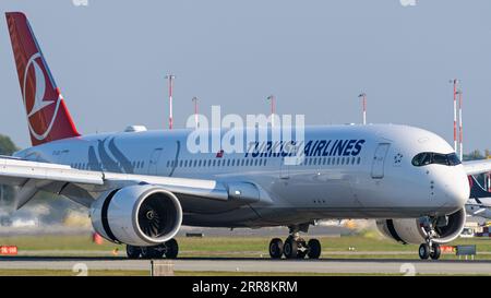 Richmond, Colombie-Britannique, Canada. 2 septembre 2023. Un Airbus A350-900 de Turkish Airlines (TC-LGA) atterrit à l'aéroport international de Vancouver. (Image de crédit : © Bayne Stanley/ZUMA Press Wire) USAGE ÉDITORIAL SEULEMENT! Non destiné à UN USAGE commercial ! Banque D'Images