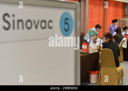 210512 -- BANGKOK, le 12 mai 2021 -- Un citoyen reçoit une dose du vaccin COVID-19 développé par la société pharmaceutique chinoise Sinovac à Bangkok, Thaïlande, le 12 mai 2021. Le gouvernement thaïlandais encourage le public à recevoir des vaccins contre le COVID-19 alors que le pays vise à vacciner 70 pour cent de ses près de 70 millions d'habitants d'ici la fin de l'année. THAÏLANDE-BANGKOK-COVID-19-VACCINATION RachenxSageamsak PUBLICATIONxNOTxINxCHN Banque D'Images