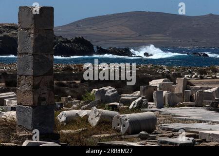 210512 -- DÉLOS, le 12 mai 2021 -- une partie du site archéologique de l'île de Délos est vue à Délos, en Grèce, le 10 mai 2021. Delos, autrefois un centre commercial en plein essor au milieu de la mer Égée près de Mykonos, est un patrimoine mondial de l'UNESCO avec une histoire de 5 000 ans. C'est l'un des sites mythologiques, historiques et archéologiques les plus importants de Grèce. GRÈCE-CULTURE-archéologie-DELOS MariosxLolos PUBLICATIONxNOTxINxCHN Banque D'Images