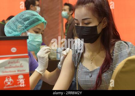 210512 -- BANGKOK, le 12 mai 2021 -- Un citoyen reçoit une dose du vaccin COVID-19 développé par la société pharmaceutique chinoise Sinovac à Bangkok, Thaïlande, le 12 mai 2021. Le gouvernement thaïlandais encourage le public à recevoir des vaccins contre le COVID-19 alors que le pays vise à vacciner 70 pour cent de ses près de 70 millions d'habitants d'ici la fin de l'année. THAÏLANDE-BANGKOK-COVID-19-VACCINATION RachenxSageamsak PUBLICATIONxNOTxINxCHN Banque D'Images