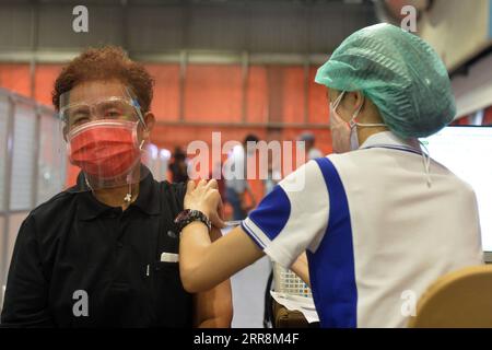 210512 -- BANGKOK, le 12 mai 2021 -- Un citoyen reçoit une dose du vaccin COVID-19 développé par la société pharmaceutique chinoise Sinovac à Bangkok, Thaïlande, le 12 mai 2021. Le gouvernement thaïlandais encourage le public à recevoir des vaccins contre le COVID-19 alors que le pays vise à vacciner 70 pour cent de ses près de 70 millions d'habitants d'ici la fin de l'année. THAÏLANDE-BANGKOK-COVID-19-VACCINATION RachenxSageamsak PUBLICATIONxNOTxINxCHN Banque D'Images