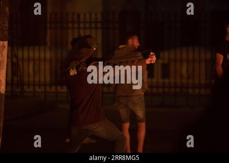 210513 -- BETHLÉEM, le 13 mai 2021 -- Un manifestant lance une pierre sur des membres de la police frontalière israélienne à la suite d'une manifestation anti-israélienne contre la violence à Jérusalem, dans la ville de Bethléem en Cisjordanie, le 12 mai 2021. Les tensions entre Israéliens et Palestiniens se sont intensifiées ces derniers jours dans le contexte de l'escalade de la violence. Photo de /Xinhua MIDEAST-BETHLEHEM-AFFRONTEMENTS LuayxSababa PUBLICATIONxNOTxINxCHN Banque D'Images