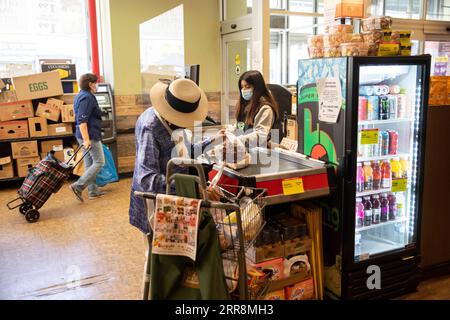 210513 -- NEW YORK, le 13 mai 2021 -- Une caissière lance une épicerie au Steve s 9th Street Market dans le quartier de Brooklyn à New York, aux États-Unis, le 12 mai 2021. Les prix à la consommation américains ont augmenté de 0,8 pour cent en avril, avec une augmentation de 4,2 pour cent sur 12 mois, le département américain du travail a rapporté mercredi. Selon le rapport, il s’agit de la plus forte croissance sur 12 mois depuis une augmentation de 4,9 % pour la période se terminant en septembre 2008. Photo de /Xinhua U.S.-ECONOMY-CPI MichaelxNagle PUBLICATIONxNOTxINxCHN Banque D'Images