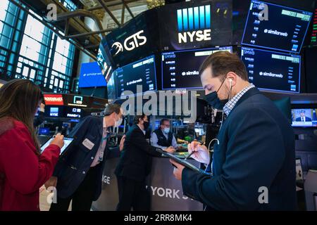 210513 -- NEW YORK, le 13 mai 2021 -- les commerçants travaillent à la New York stock Exchange NYSE à New York, aux États-Unis, le 12 mai 2021. Les actions américaines ont chuté mercredi alors qu’un indicateur clé de l’inflation montrait des pressions sur les prix plus élevées que prévu et des investisseurs énervés. Le Dow Jones Industrial Average a plongé de 681,50 points, soit 1,99 %, pour se terminer à 33 587,66. Le S&P 500 a diminué de 89,06 points, soit 2,14 %, pour atteindre 4 063,04 points. L’indice composite Nasdaq a perdu 357,75 points, soit 2,67 %, pour atteindre 13 031,68. Courtney Crow/NYSE/handout via U.S.-NEW YORK-NYSE-INDICES BAISSE Xinhua PUBLICATIONxNOTxINxCHN Banque D'Images