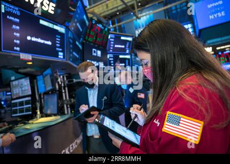 210513 -- NEW YORK, le 13 mai 2021 -- les commerçants travaillent à la New York stock Exchange NYSE à New York, aux États-Unis, le 12 mai 2021. Les actions américaines ont chuté mercredi alors qu’un indicateur clé de l’inflation montrait des pressions sur les prix plus élevées que prévu et des investisseurs énervés. Le Dow Jones Industrial Average a plongé de 681,50 points, soit 1,99 %, pour se terminer à 33 587,66. Le S&P 500 a diminué de 89,06 points, soit 2,14 %, pour atteindre 4 063,04 points. L’indice composite Nasdaq a perdu 357,75 points, soit 2,67 %, pour atteindre 13 031,68. Courtney Crow/NYSE/handout via U.S.-NEW YORK-NYSE-INDICES BAISSE Xinhua PUBLICATIONxNOTxINxCHN Banque D'Images