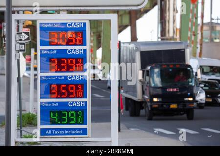 210513 -- NEW YORK, le 13 mai 2021 -- les prix de l'essence sont affichés dans une station-service ExxonMobil dans le quartier de Brooklyn à New York, aux États-Unis, le 12 mai 2021. Le prix moyen de l'essence aux États-Unis a augmenté au-dessus de 3 dollars américains le gallon mercredi pour la première fois depuis 2014, dans le contexte de la fermeture d'un important pipeline de carburant à la suite d'une attaque de cybersécurité. É.-U.-ARRÊT DU TUYAU D'ALIMENTATION-PRIX DE L'ESSENCE MICHAELXNAGLE PUBLICATIONXNOTXINXCHN Banque D'Images