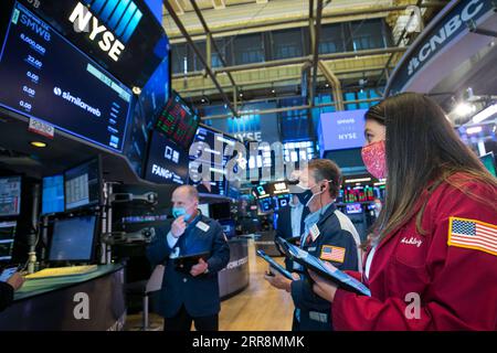 210513 -- NEW YORK, le 13 mai 2021 -- les commerçants travaillent à la New York stock Exchange NYSE à New York, aux États-Unis, le 12 mai 2021. Les actions américaines ont chuté mercredi alors qu’un indicateur clé de l’inflation montrait des pressions sur les prix plus élevées que prévu et des investisseurs énervés. Le Dow Jones Industrial Average a plongé de 681,50 points, soit 1,99 %, pour se terminer à 33 587,66. Le S&P 500 a diminué de 89,06 points, soit 2,14 %, pour atteindre 4 063,04 points. L’indice composite Nasdaq a perdu 357,75 points, soit 2,67 %, pour atteindre 13 031,68. Courtney Crow/NYSE/handout via U.S.-NEW YORK-NYSE-INDICES BAISSE Xinhua PUBLICATIONxNOTxINxCHN Banque D'Images