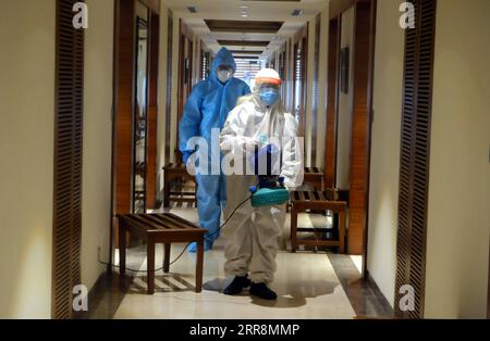 210513 -- KOLKATA, le 13 mai 2021 -- le 12 mai 2021, des agents de santé assainissent un centre de soins COVID-19 transformé en hôtel 5 étoiles à Kolkata, en Inde. Le nombre de décès dus au COVID-19 en Inde a franchi la barre des 250 000, le nombre total de cas ayant dépassé les 23 millions mercredi, selon le ministère fédéral de la Santé. Str/Xinhua INDIA-KOLKATA-COVID-19-CENTRE DE SOINS DE FORTUNE Stringer PUBLICATIONxNOTxINxCHN Banque D'Images