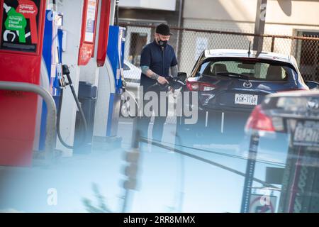 210513 -- NEW YORK, le 13 mai 2021 -- Une personne pompe de l'essence dans une station-service ExxonMobil dans le quartier de Brooklyn à New York, aux États-Unis, le 12 mai 2021. Le prix moyen de l'essence aux États-Unis a augmenté au-dessus de 3 dollars américains le gallon mercredi pour la première fois depuis 2014, dans le contexte de la fermeture d'un important pipeline de carburant à la suite d'une attaque de cybersécurité. É.-U.-ARRÊT DU TUYAU D'ALIMENTATION-PRIX DE L'ESSENCE MICHAELXNAGLE PUBLICATIONXNOTXINXCHN Banque D'Images