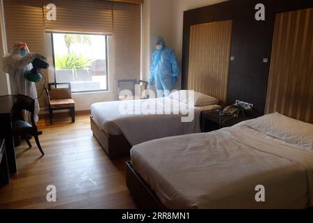 210513 -- KOLKATA, le 13 mai 2021 -- le 12 mai 2021, des agents de santé préparent une chambre dans un centre de soins COVID-19 converti à partir d'un hôtel 5 étoiles à Kolkata, en Inde. Le nombre de décès dus au COVID-19 en Inde a franchi la barre des 250 000, le nombre total de cas ayant dépassé les 23 millions mercredi, selon le ministère fédéral de la Santé. Str/Xinhua INDIA-KOLKATA-COVID-19-CENTRE DE SOINS DE FORTUNE Stringer PUBLICATIONxNOTxINxCHN Banque D'Images