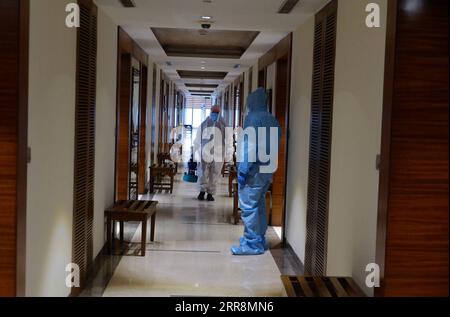 210513 -- KOLKATA, le 13 mai 2021 -- le 12 mai 2021, des agents de santé assainissent un centre de soins COVID-19 transformé en hôtel 5 étoiles à Kolkata, en Inde. Le nombre de décès dus au COVID-19 en Inde a franchi la barre des 250 000, le nombre total de cas ayant dépassé les 23 millions mercredi, selon le ministère fédéral de la Santé. Str/Xinhua INDIA-KOLKATA-COVID-19-CENTRE DE SOINS DE FORTUNE Stringer PUBLICATIONxNOTxINxCHN Banque D'Images