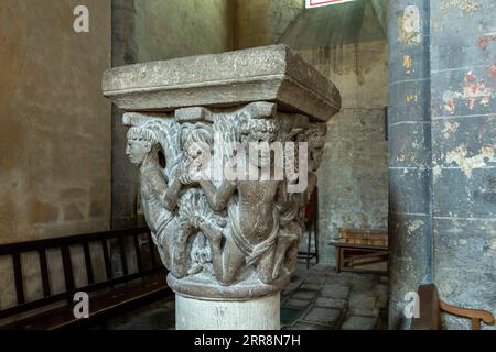 Mozac. Les atlantes. Sculptures de l'église abbatiale Saint-Pierre. Département du Puy de Dome. Auvergne-Rhône-Alpes. France Banque D'Images