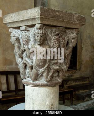 Mozac. Les atlantes. Sculptures de l'église abbatiale Saint-Pierre. Département du Puy de Dome. Auvergne-Rhône-Alpes. France Banque D'Images