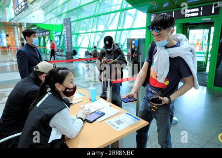 210513 -- NUR-SULTAN, le 13 mai 2021 -- les gens scannent le code QR pour identifier leur état de santé à l'aéroport de Nur-Sultan, Kazakhstan, le 13 mai 2021. Le Comité de contrôle épidémiologique sanitaire du Kazakhstan a annoncé que l’aéroport de Nur-Sultan allait lancer un projet pilote Ashyq pour identifier le statut COVID-19 des passagers, lancé à partir de mai 12. Les passagers verront leurs codes QR scannés pour identifier un statut COVID-19 basé sur les données du site d'intégration unique des tests PCR et du centre de contrôle COVID-19 du ministère de la Santé avant d'entrer dans l'aéroport de la ville de Nur-Sultan. Photo de /Xinhu Banque D'Images