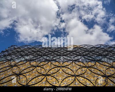 Regardant vers le haut la façade moderne de la Bibliothèque de Birmingham, West Midlands, Royaume-Uni Banque D'Images
