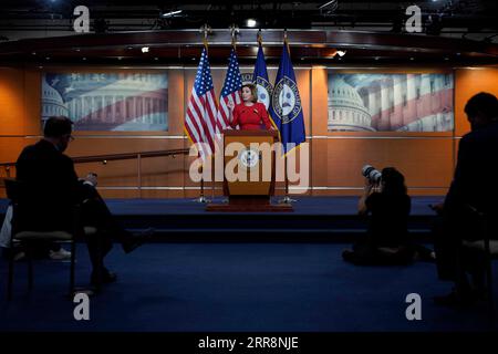 210513 -- WASHINGTON, le 13 mai 2021 -- Nancy Pelosi, présidente de la Chambre des communes des États-Unis, prend la parole lors de sa conférence de presse hebdomadaire au Capitol Hill à Washington, D.C., aux États-Unis, le 13 mai 2021. Photo par /Xinhua U.S.-WASHINGTON, D.C.-PELOSI-PRESS CONFERENCE TingxShen PUBLICATIONxNOTxINxCHN Banque D'Images