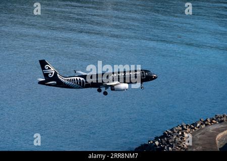 Avion approchant de l'aéroport de Wellington, Île du Nord, Nouvelle-Zélande Banque D'Images