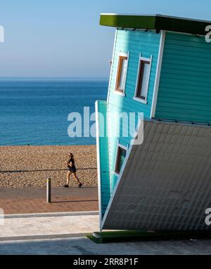 Brighton UK 7 septembre 2023 - c'est une autre belle matinée chaude et ensoleillée sur le front de mer de Brighton par la Upside Down House avec des températures prévues pour atteindre plus de 30 degrés dans certaines parties du Royaume-Uni : Credit Simon Dack / Alamy Live News Banque D'Images