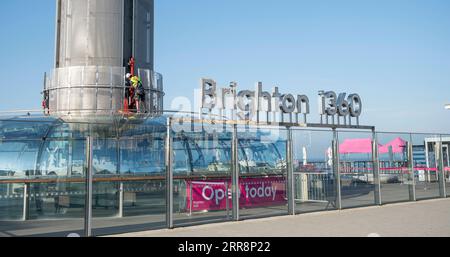 Brighton Royaume-Uni 7 septembre 2023 - les ouvriers de maintenance sur le Brighton i360 sur un autre matin chaud et ensoleillé que les températures devraient atteindre à nouveau plus de 30 degrés dans certaines parties du Royaume-Uni : Credit Simon Dack / Alamy Live News Banque D'Images