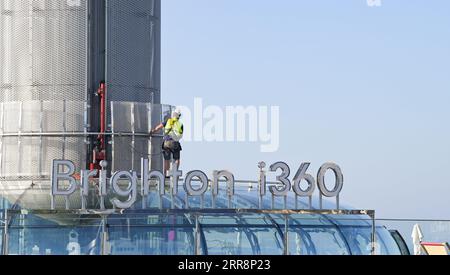 Brighton Royaume-Uni 7 septembre 2023 - les ouvriers de maintenance sur le Brighton i360 sur un autre matin chaud et ensoleillé que les températures devraient atteindre à nouveau plus de 30 degrés dans certaines parties du Royaume-Uni : Credit Simon Dack / Alamy Live News Banque D'Images