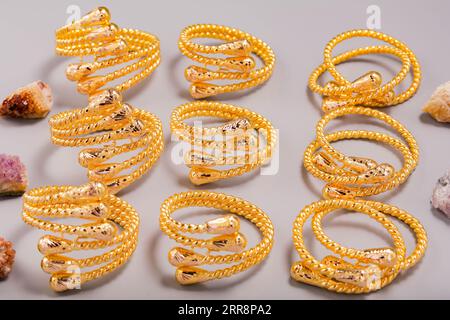 2 août 2023 : Gaziantep, Turkiye. 13 juillet 2023. Bracelets en or produits par des orfèvres à Turkiye. Turkiye est réputé pour sa vieille tradition, sa créativité et son savoir-faire dans la conception de bijoux en or (image de crédit : © Zakariya Yahya/IMAGESLIVE via ZUMA Press Wire) À USAGE ÉDITORIAL SEULEMENT! Non destiné à UN USAGE commercial ! Banque D'Images