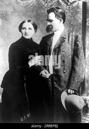 Portrait du philosophe allemand Friedrich Wilhelm Nietzsche (1844 - 1900 ) avec sa mère Franziska vers 1890 Banque D'Images