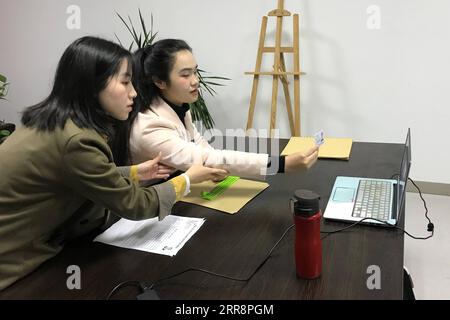 210515 -- NANJING, le 15 mai 2021 -- Zhou Wenqing R passe l'examen secondaire pour les étudiants de troisième cycle à l'Université normale d'éducation spécialisée de Nanjing, dans la province du Jiangsu, dans l'est de la Chine, le 3 avril 2021. Zhou Wenqing, un étudiant aveugle de l'Université normale d'éducation spécialisée de Nanjing, a récemment reçu une offre provisoire de l'Université Renmin de Chine pour poursuivre une maîtrise en psychologie appliquée. Né en 1998, Zhou Wenqing a quitté sa ville natale à l'âge de huit ans pour poursuivre seul des études. En 2017, elle est admise à l'Université normale d'éducation spéciale de Nanjing pour étudier Applie Banque D'Images