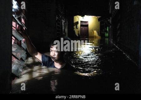 210515 -- MEDAN, le 15 mai 2021 -- un homme marche dans les eaux de crue en raison du débordement de la rivière Deli à Medan dans le nord de Sumatra, Indonésie, le 15 mai 2021. Photo de /Xinhua INDONESIA-MEDAN-FLOOD HarryxReira PUBLICATIONxNOTxINxCHN Banque D'Images