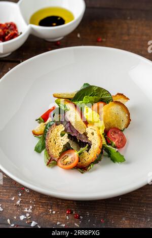 Insalata Panzanella, salade italienne traditionnelle avec tomates et pain Banque D'Images