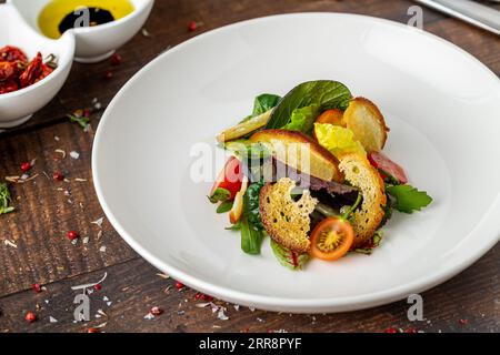 Insalata Panzanella, salade italienne traditionnelle avec tomates et pain Banque D'Images