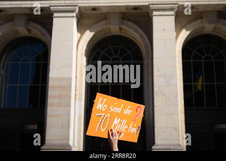 Berlin, Allemagne. 07 septembre 2023. Avant la 34e session plénière de la Chambre des représentants de Berlin, un manifestant brandit devant le bâtiment une pancarte indiquant "où sont passés les 70 millions?". Dans le double budget de 22/23, 70 millions ont été mis de côté au cas où un district voudrait exercer son droit de premier refus sur des biens immobiliers. Cependant, ces fonds sont maintenant complètement épuisés. Le thème principal de la première réunion après les vacances d'été est la première lecture du budget 2024/2025. Crédit : Sebastian Christoph Gollnow/dpa/Alamy Live News Banque D'Images